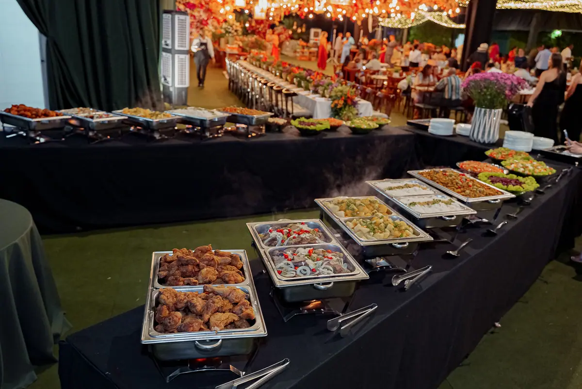 Buffet montado em mesa longa durante o evento