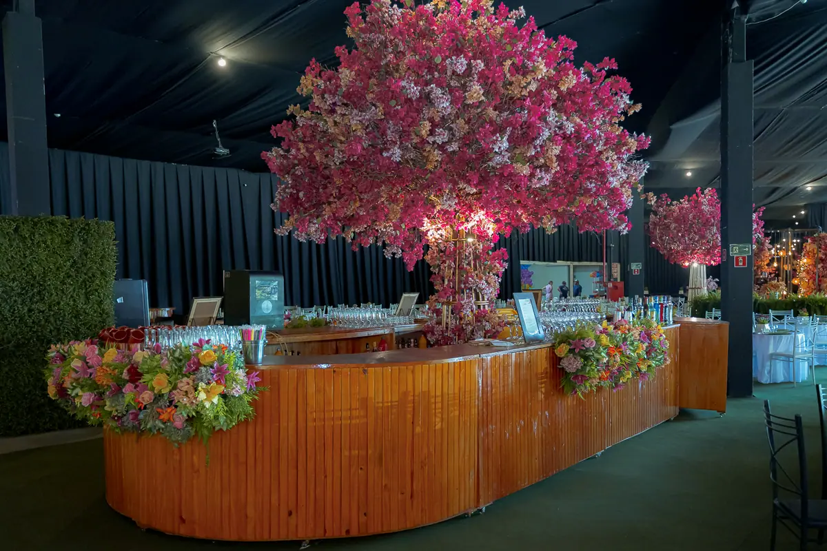 Bar de madeira com grande arranjo de flores
