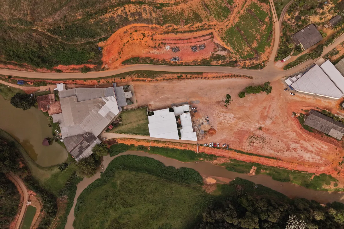 Vista aérea de cima do terreno, com as vias de acesso e os salões