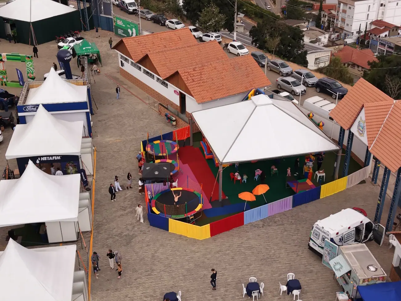 Vista aérea de evento montado pela J&D fora do centro de eventos, com tendas, stands e área infantil