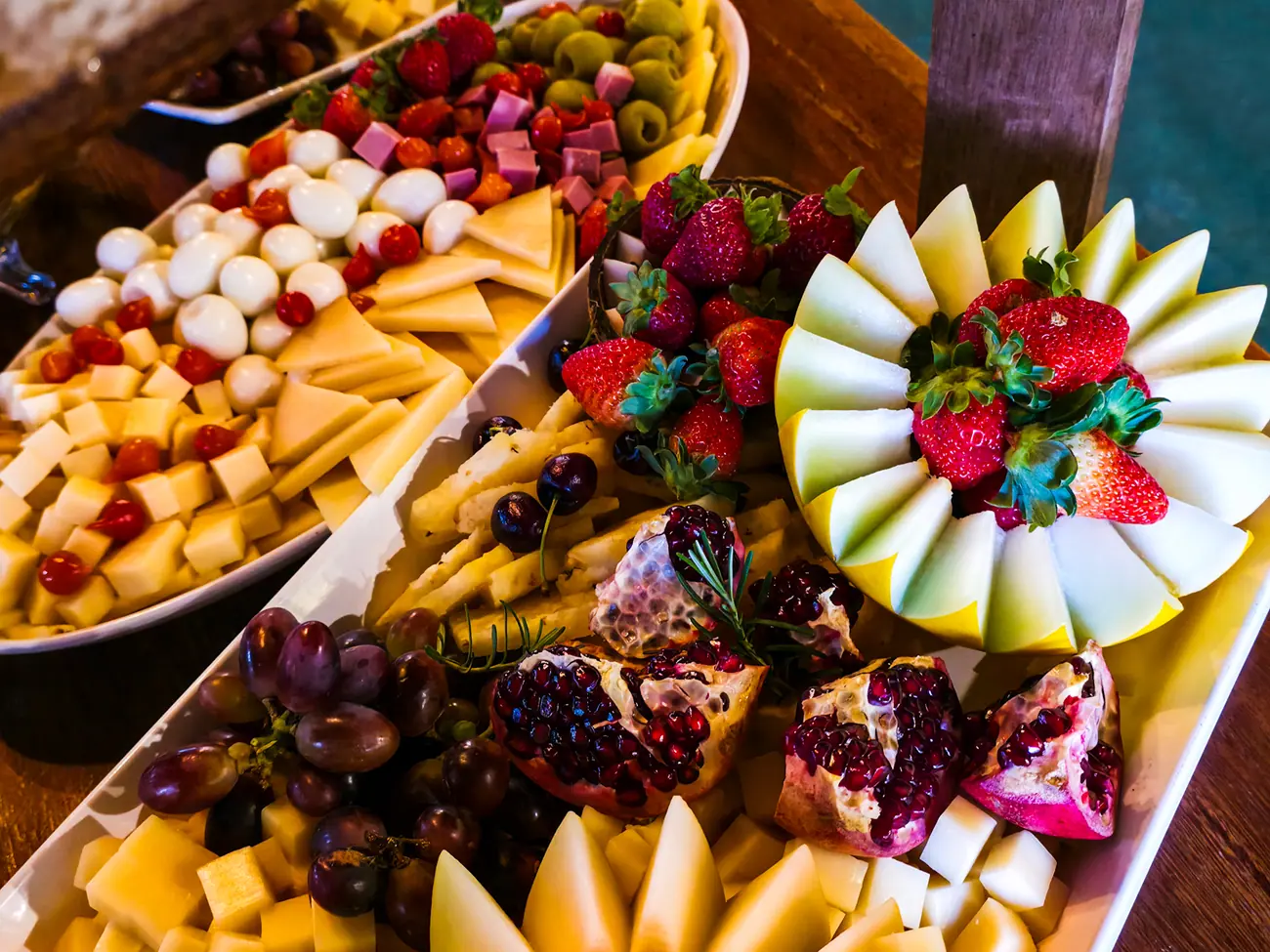 Tábua de frios e frutas montada para o evento