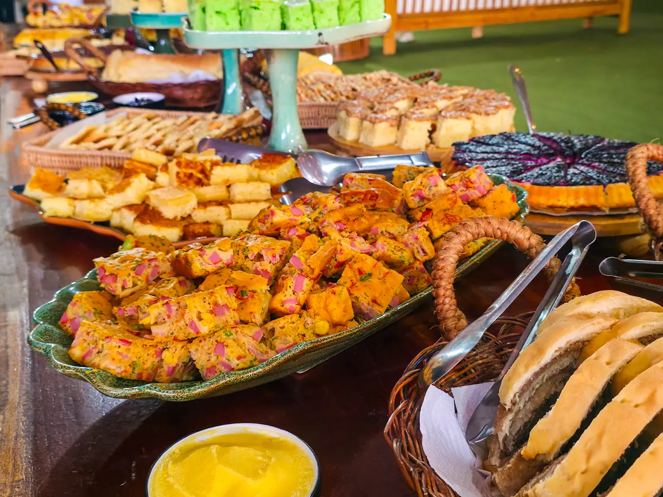 Mesa de salgados e tortas servida ao ar livre